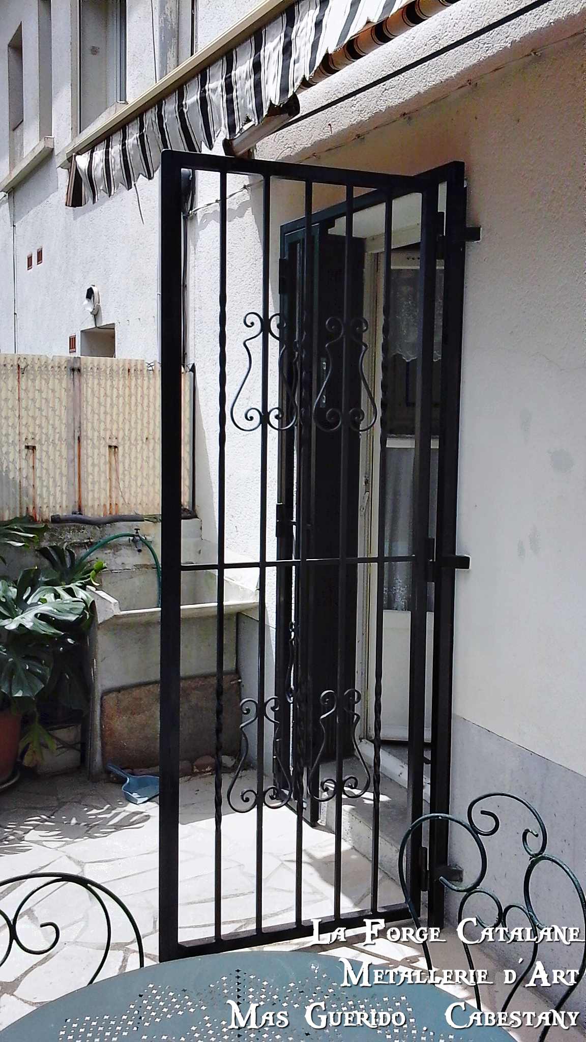 grille articulee barreaudages vertical volutes forge catalane.jpg